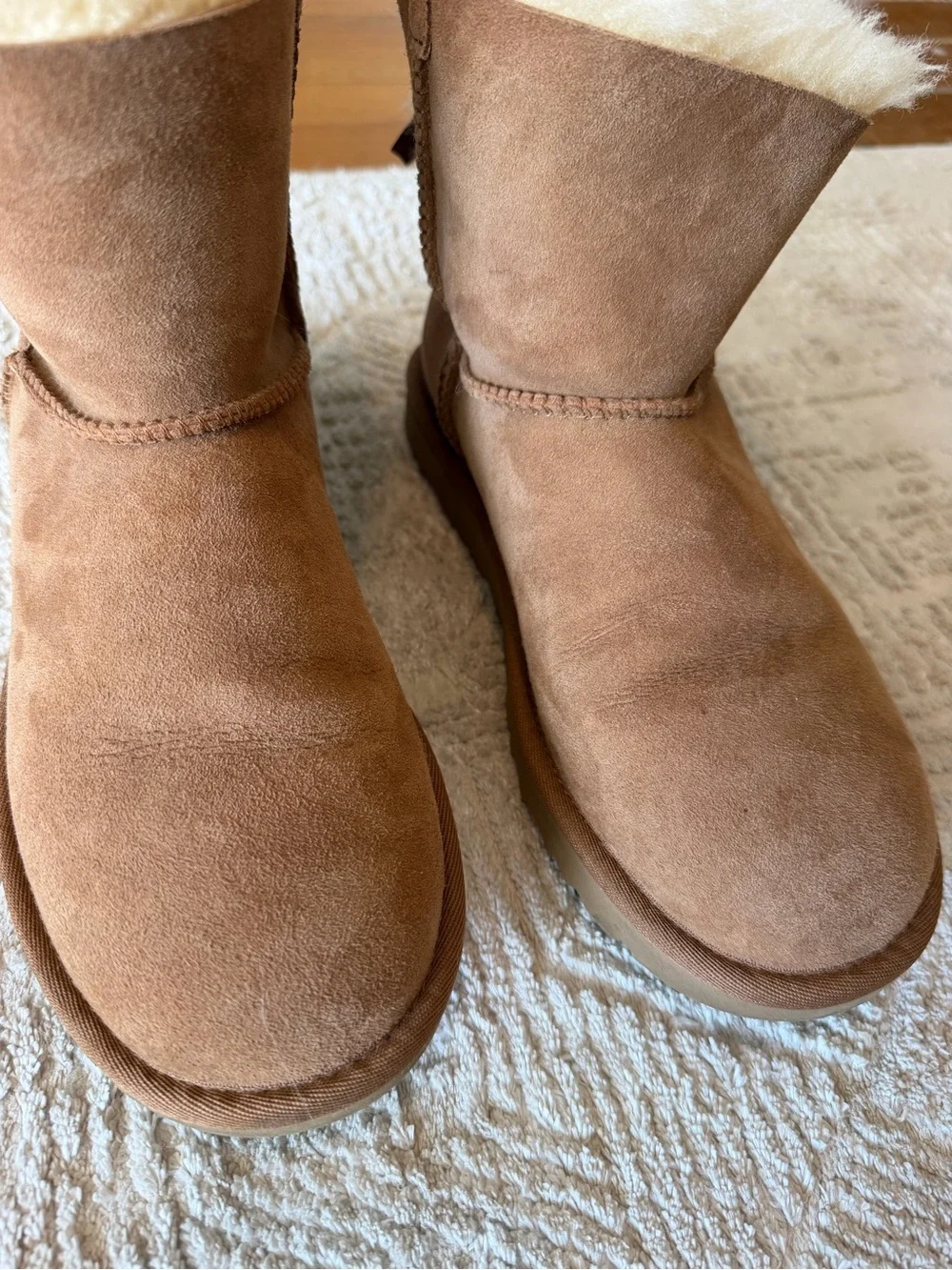 UGG Mini Bailey Bow II Chestnut Sheepskin Boots Women’s Size 8